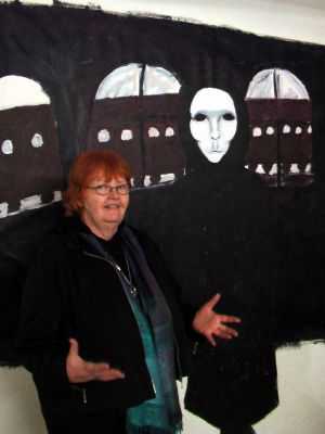 foto: Inge-Margrethe foran et maleri